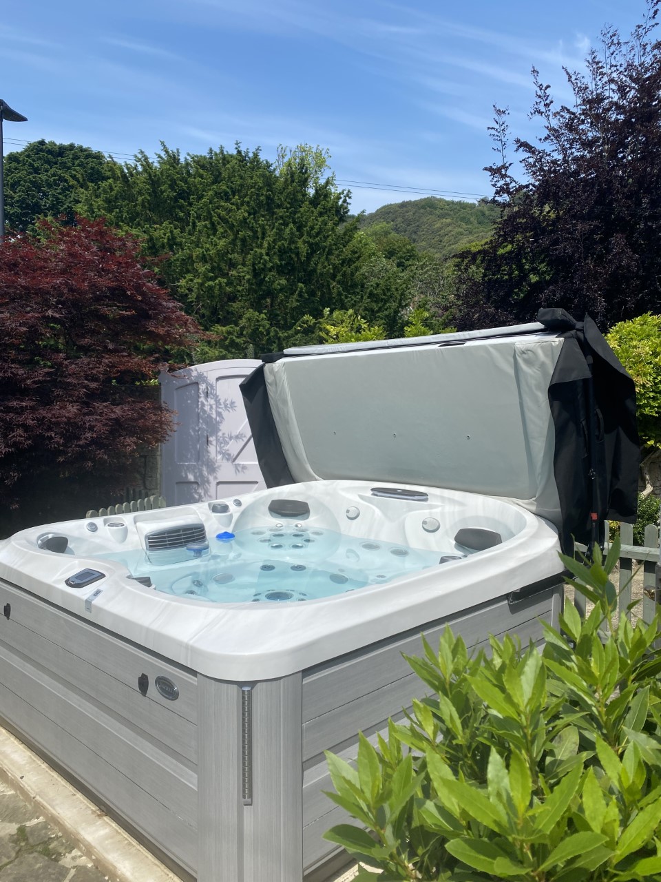 Jacuzzi hot tub holiday cottage located in Ventnor Isle of Wight 